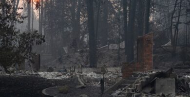 El fuego arrasa Washington: 60.000 evacuados, cientos de estructuras perdidas y miles de personas sin electricidad