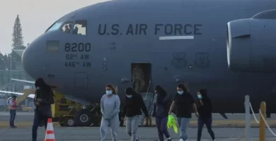 ¿Puede Estados Unidos cobrar una multa migratoria después de que una persona abandona el país?