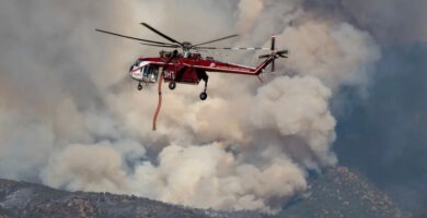 Mueren dos pilotos tras estrellarse helicóptero que combatía incendio en Utah