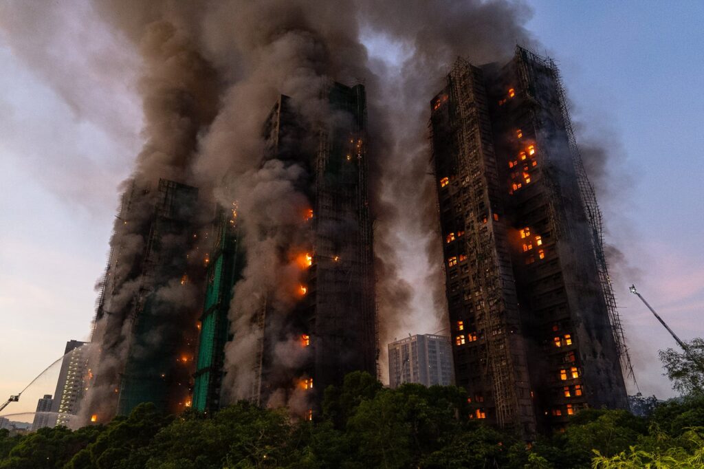 168 muertos en Hong Kong: colilla de cigarro causó devastador incendio