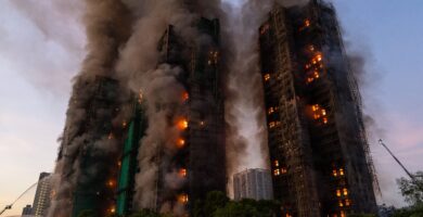 168 muertos en Hong Kong: colilla de cigarro causó devastador incendio