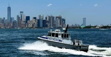 Dos personas mueren tras el vuelco de una embarcación en Nueva York