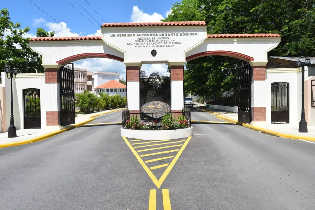 Mescyt cancela becas a 606 estudiantes de la UASD tras detectar incumplimientos de requisitos
