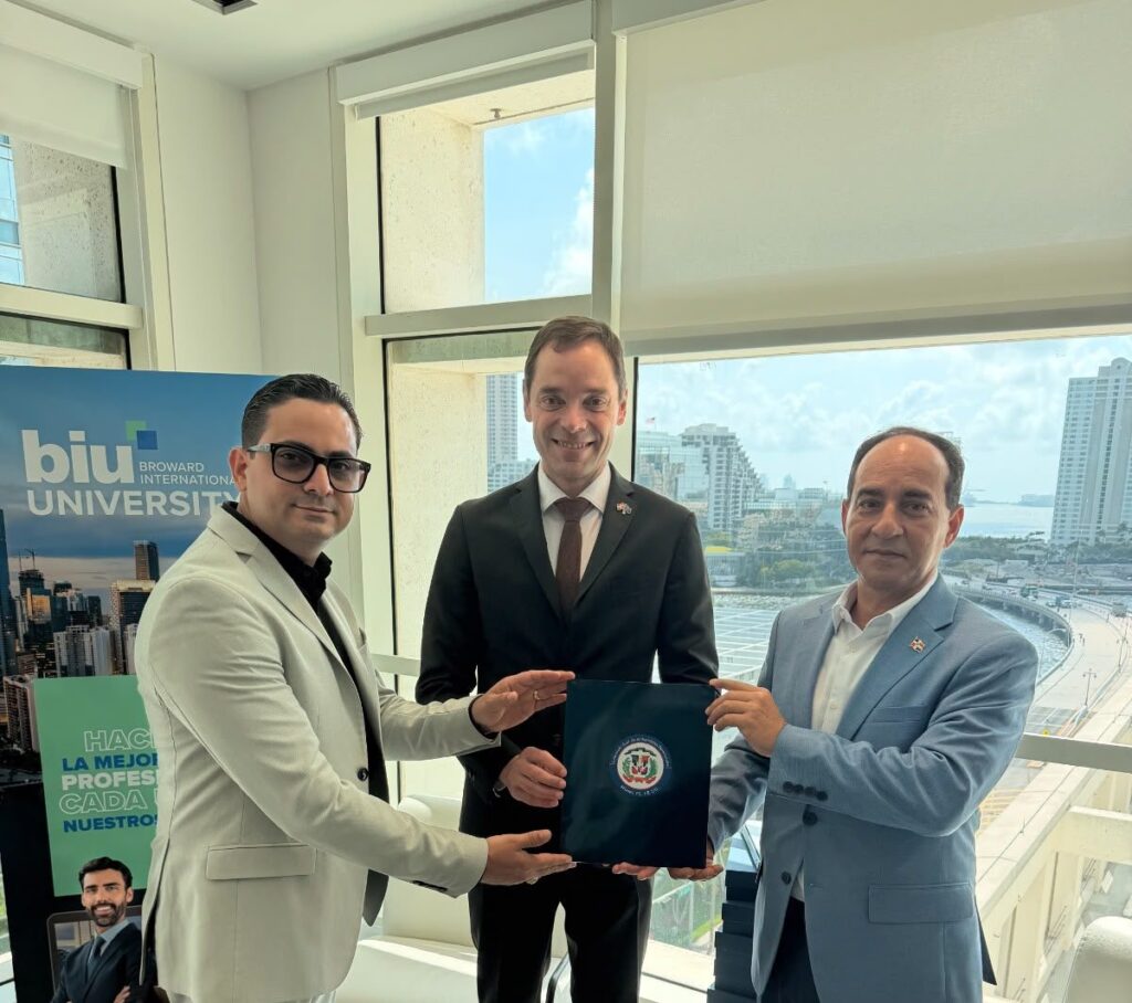 Consulado RD en Miami y Broward International University suscriben convenio educativo aportan 150 becas estudios superiores