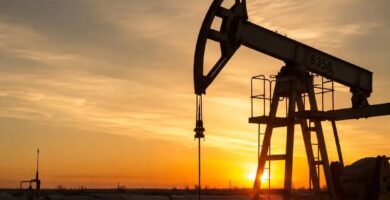 Petróleo sube 1,15 % y cierra en US$78,18 el barril mientras mercados siguen atentos a Ormuz