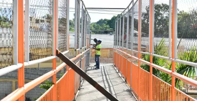 Reparan puente peatonal colapsó malla protección