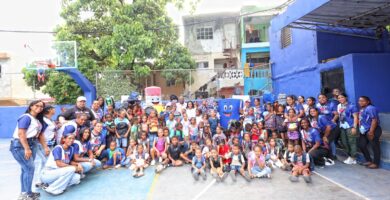 Niños de bajos recursos reciben útiles escolares en SDO