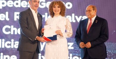 Abinader entrega 1,500 becas internacionales y anuncia programa de 5,000 becas nacionales