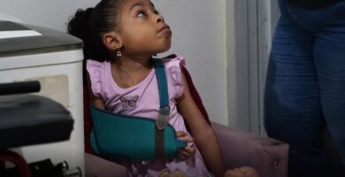 Madre solicita ayuda para costear tratamiento de su hija con neurofibromatosis