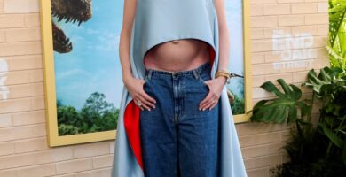 Anne Hathaway redefine la moda premamá con un look de alta costura y jeans