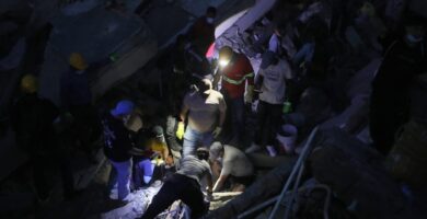 En imágenes: labores de rescate no se detienen, así fue la operación en la noche tras el terremoto de 7,4 en Colombia