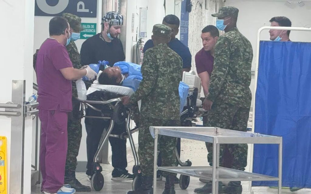 En imágenes quedó registrado el rescate de siete personas que estaban atrapadas en el Hospital Universitario del Valle tras el terremoto de 7,4 en Colombia