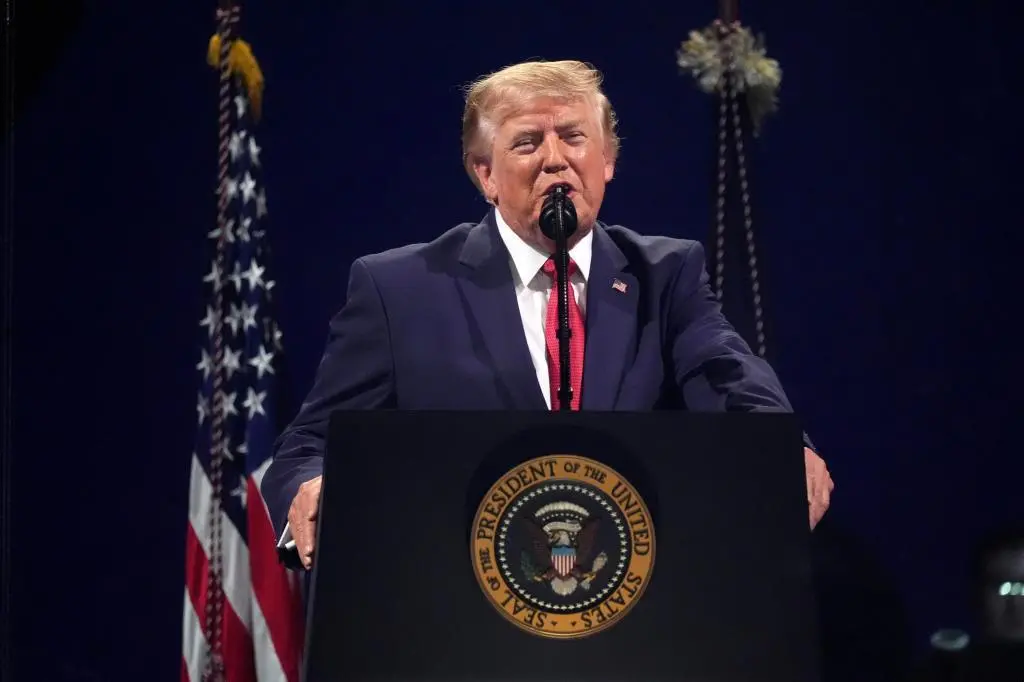 Trump reconoce escasez de algunas armas pero dice que EE.UU. tiene munición suficiente