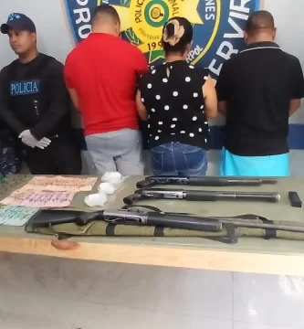 Policía y Ministerio Público apresan tres personas en comunidades de Barahona, ocupan siete armas de fuego y sustancias narcóticas