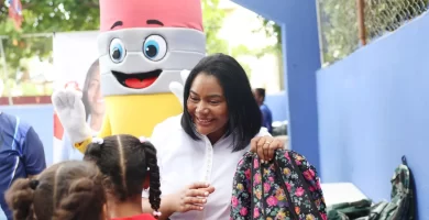 Leyvi Bautista inicia jornada de entrega de útiles escolares en Santo Domingo Oeste