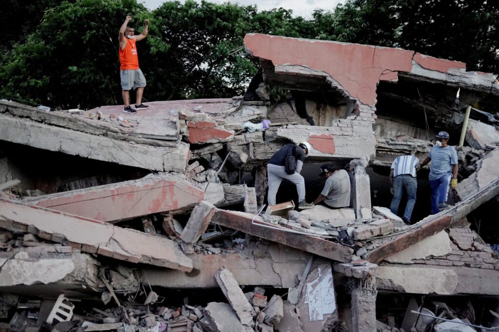 164 españoles incomunicados en Colombia; Albares pide ayuda para localizarlos