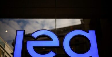 AIE recorta oferta de crudo por bloqueo en Ormuz