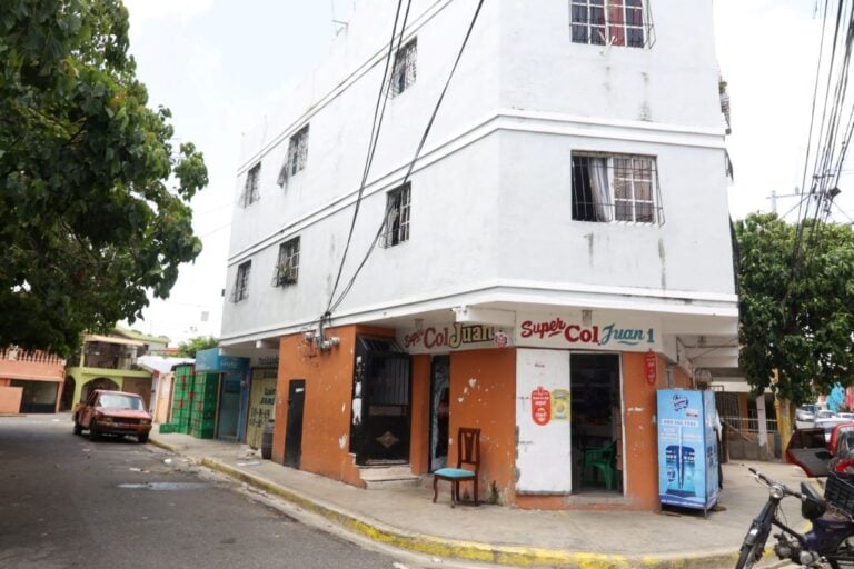 “Estamos desesperados”: Residentes de Los Mina denuncian apagón y abandono de Edeeste