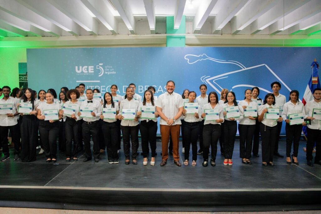 La UCE entrega 50 nuevas becas; suma 270 este año con una inversión social de RD$66 millones