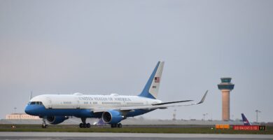 Cómo es el C-32A, el avión en el que viajó Donald Trump cuando fue protegido de un posible ataque de Irán