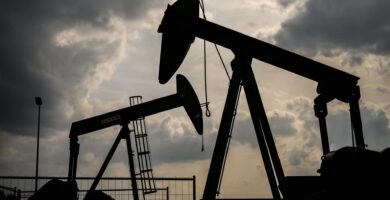 La AIE empeora sus previsiones de oferta y demanda de petróleo ante la falta de acuerdo sobre Ormuz