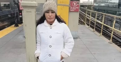 Mujer en apartamento de nueva york