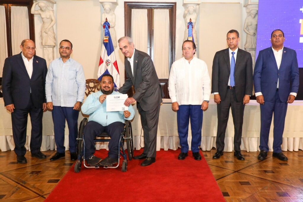 Abinader encabeza entrega de 36,225 becas tecnológicas en el ITLA