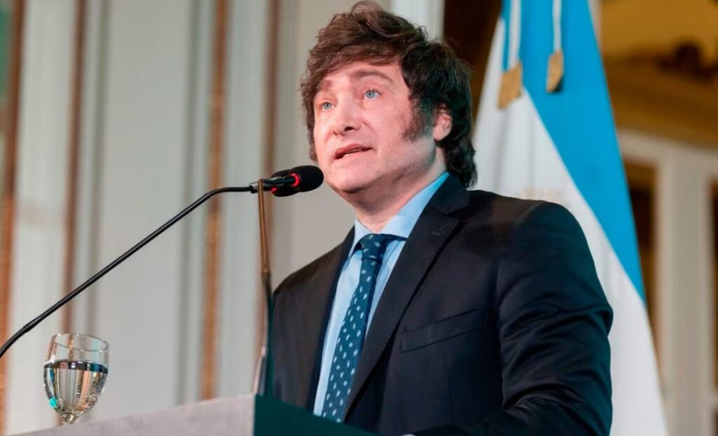 Milei firma decreto que permite expulsar extranjeros que agravien a Argentina