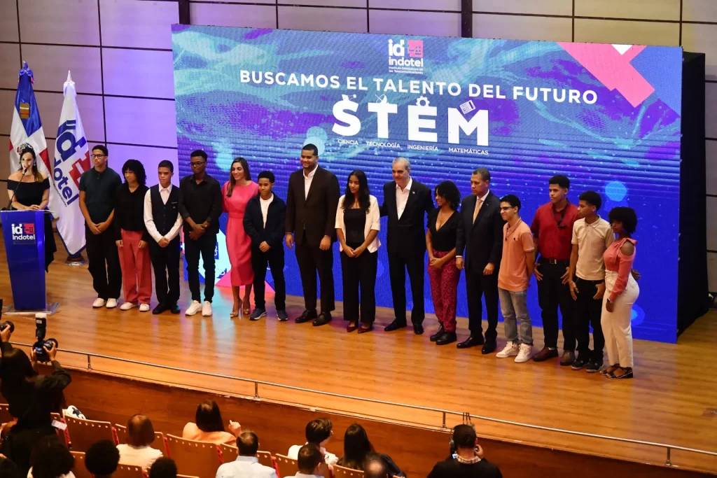 Abinader entrega reconocimientos a estudiantes