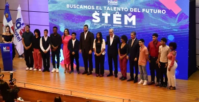 Abinader entrega reconocimientos a estudiantes