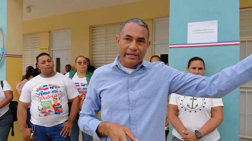 Padres enfrentan a ADP en defensa directora escuela