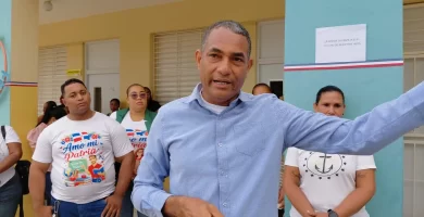 Padres enfrentan a ADP en defensa directora escuela