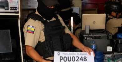 Policía allana vivienda de Colón Pico en Quito y encuentra pasaportes y placas provisionales