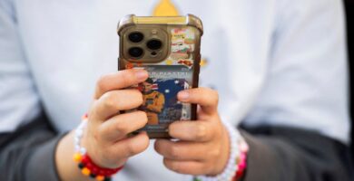 Francia frena ley que prohibía redes sociales a menores de 15 años
