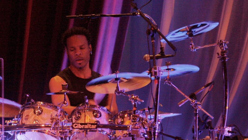 John Paris, baterista de Earth, Wind & Fire, continúa en coma inducido tras grave emergencia cardíaca