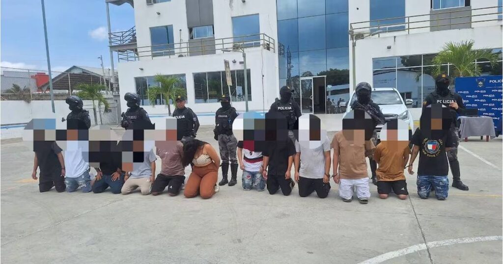 Policía aprehende a 12 personas con armas y municiones en allanamientos en Santa Ana, Manabí