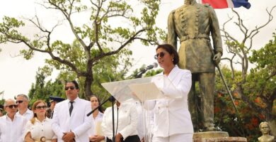 Gobernadora Daysi De Óleo llama a preservar los valores patrios durante conmemoración de la Restauración