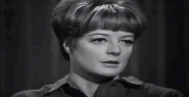 ¿Quién es la joven actriz que dominó la elegancia fría británica?