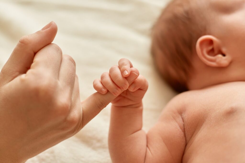 Un bebé, un embrión equivocado y 25 parejas que podrían ser sus padres biológicos: el error de un hospital italiano que sigue sin explicación