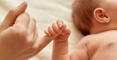 Un bebé, un embrión equivocado y 25 parejas que podrían ser sus padres biológicos: el error de un hospital italiano que sigue sin explicación