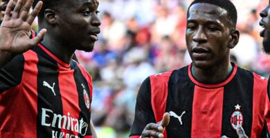 ¿SE QUEDA EN ITALIA? : Pervis Estupiñán fue titular en la victoria del Milan ante el Manchester United
