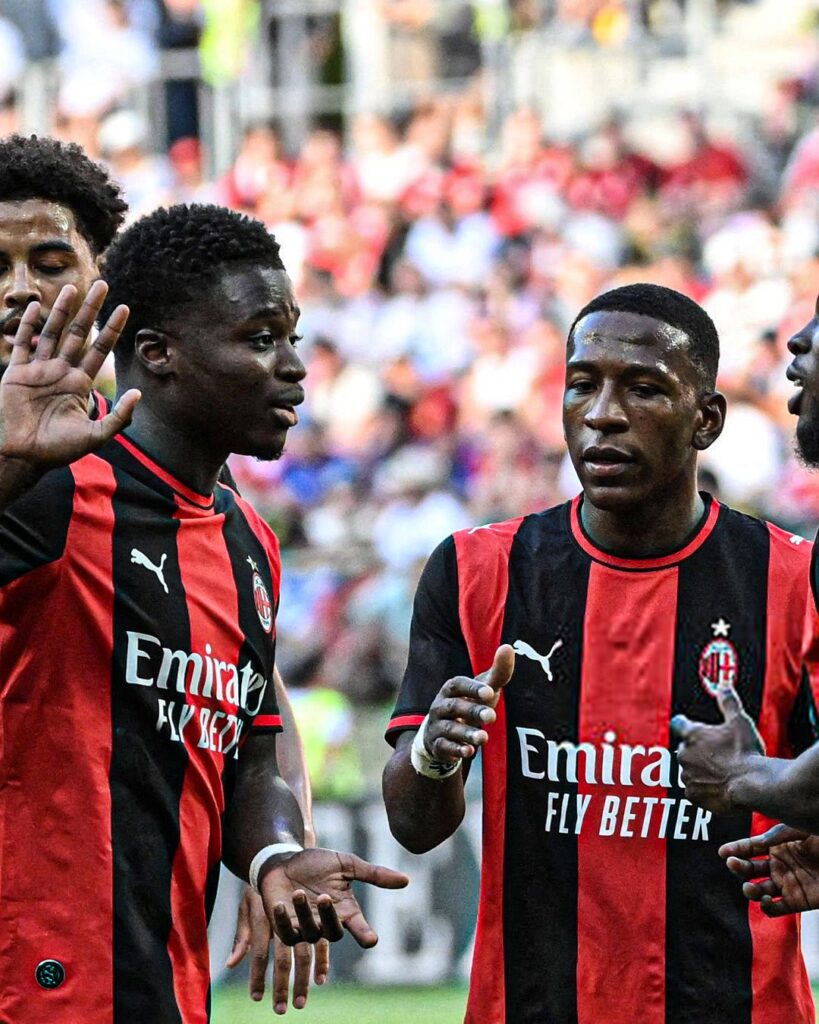 ¿SE QUEDA EN ITALIA? : Pervis Estupiñán fue titular en la victoria del Milan ante el Manchester United