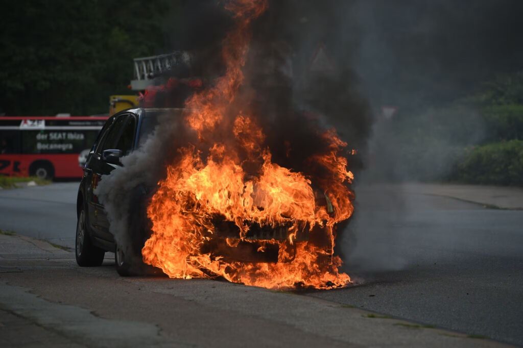Tu coche puede ser un peligro para la naturaleza: si no quieres originar un incendio, es importante que revises estos elementos antes de conducir