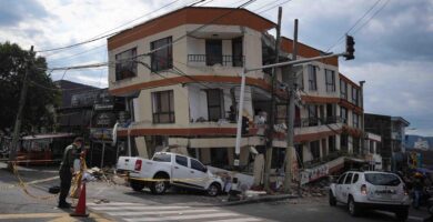 Las autoridades de Colombian rebajan a casi 290 los muertos por el seísmo de 7,4 del pasado lunes