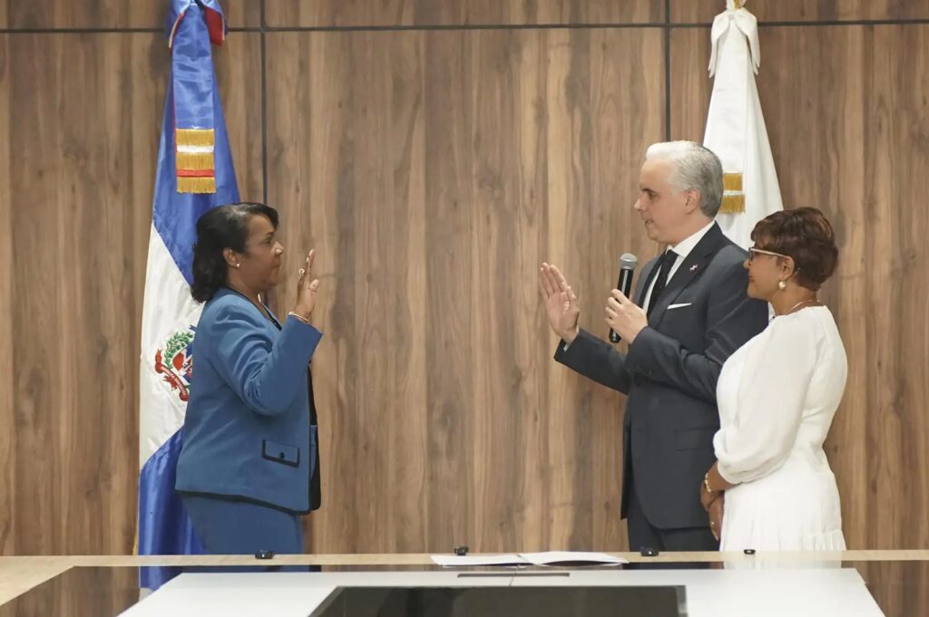 Ministro de Educación juramenta a Xiomara Guante como directora del INAIPI