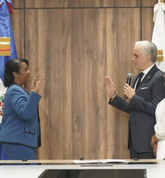 Ministro de Educación juramenta a Xiomara Guante como directora del INAIPI