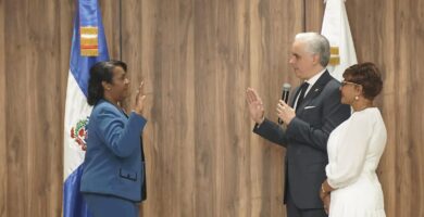 Ministro de Educación juramenta a Xiomara Guante como directora del INAIPI