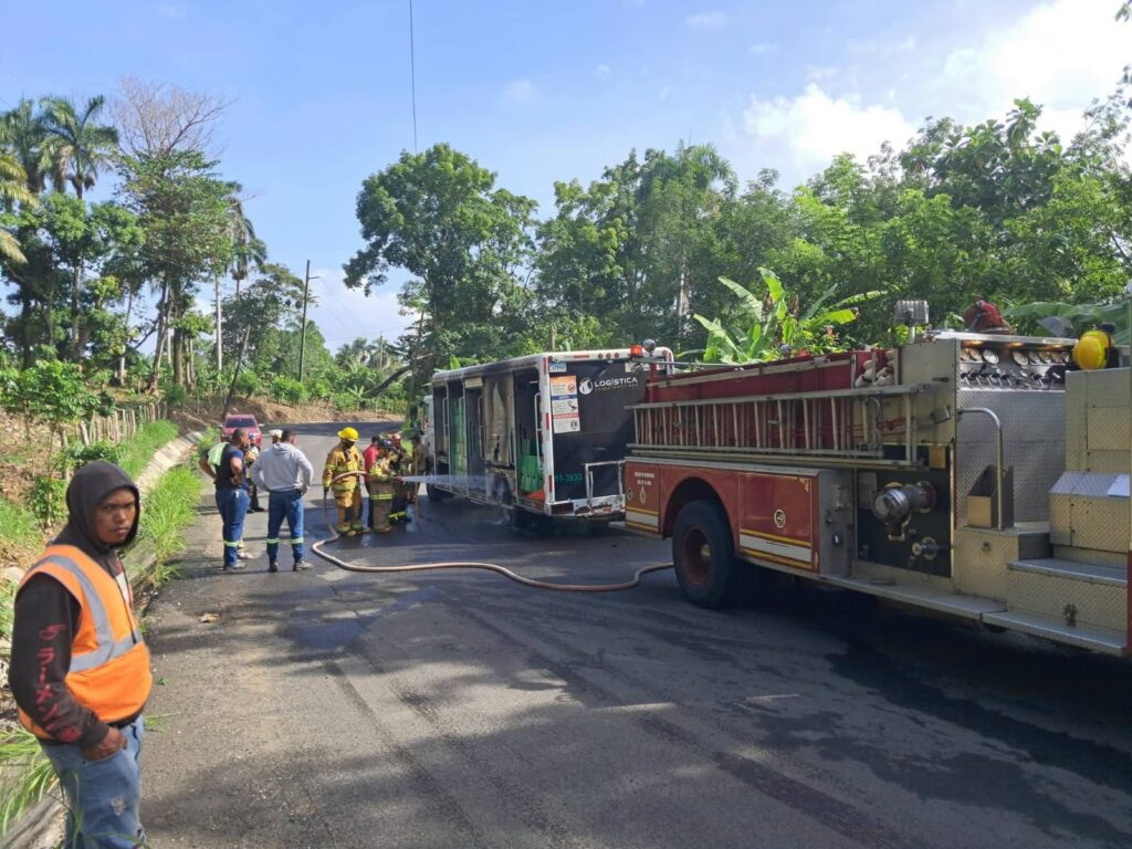 Camión de la Cervecería Nacional se incendia en la carretera El Valle-Hato Mayor