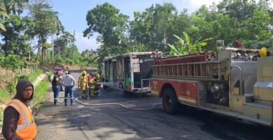 Camión de la Cervecería Nacional se incendia en la carretera El Valle-Hato Mayor
