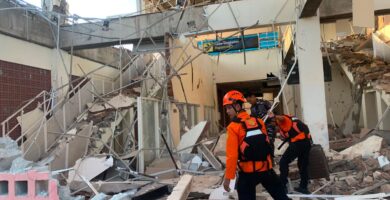 53 fallecidos y 135 heridos por terremoto de 7.7 en Indonesia